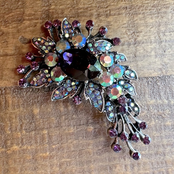 Estate Jewelry - Aurora Borealis Crystal Brooch With Purple Rhinestones Silver Tone Metal Large